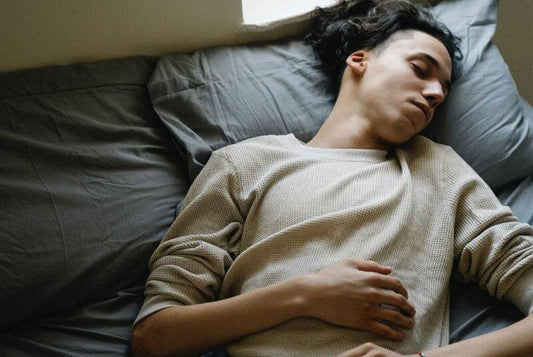 Dormir boca arriba en la cama: Beneficios y riesgos
