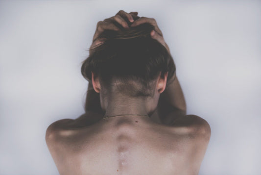 Cómo dormir con Cifosis: Consejos sobre posturas y colchones