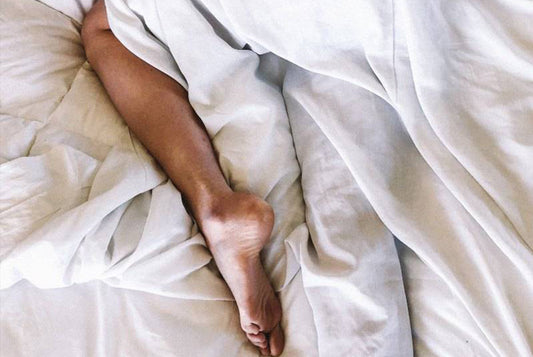 Dolor de piernas en la cama, causas y cómo prevenirlo