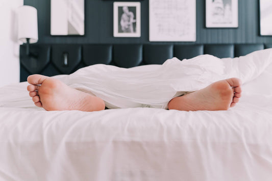 Dormir con un pie fuera, ¿por qué lo hacemos?